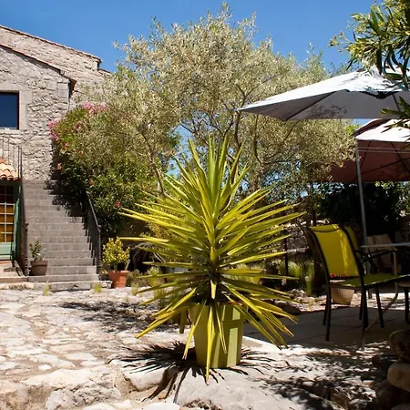 Mas Des Falaises Bed & Breakfast *